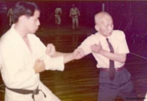 The original Grandmaster Ohtsuka Hironori demonstrates his technique.